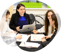 Преподаватель ведет урок